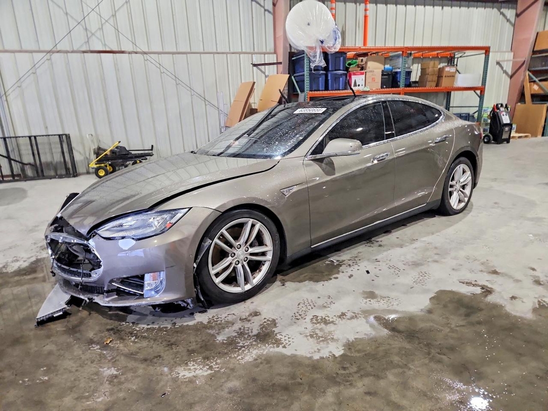 Вид 2016 TESLA MODEL S, угол 1