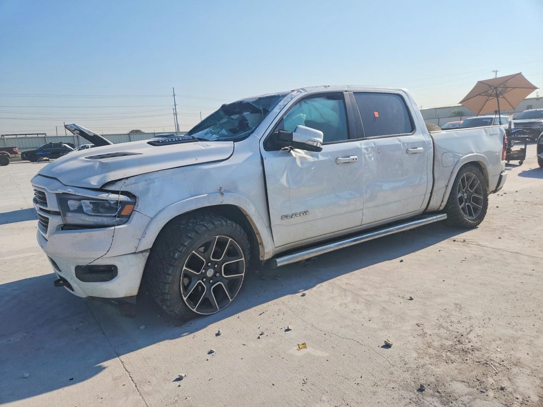 Vista de 2019 RAM 1500 LARAMIE, ángulo 1