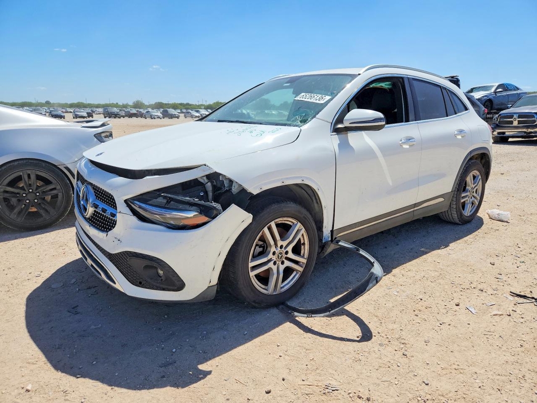 Vue de 2021 MERCEDES-BENZ GLA 250, angle 1