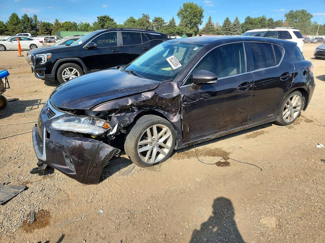 Vue de 2014 LEXUS CT 200, angle 1
