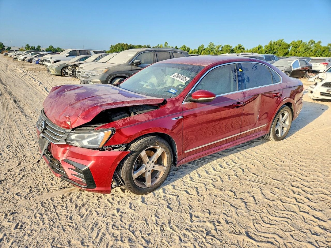 Vue de 2017 VOLKSWAGEN PASSAT R-LINE, angle 1