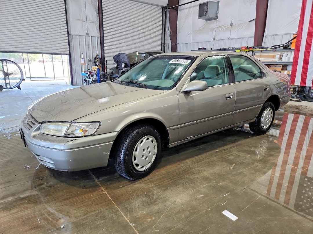 Vue de 1997 TOYOTA CAMRY LE, angle 1