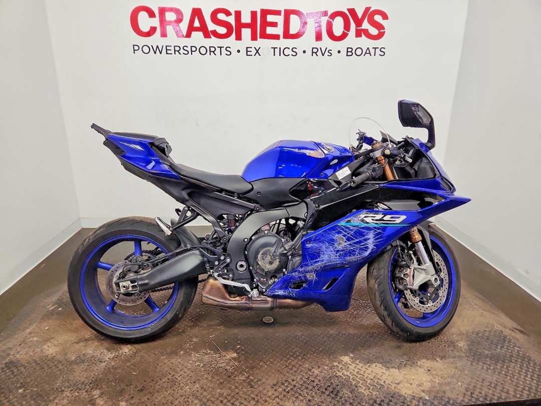 Vista de 2026 YAMAHA YZF890, ángulo 1