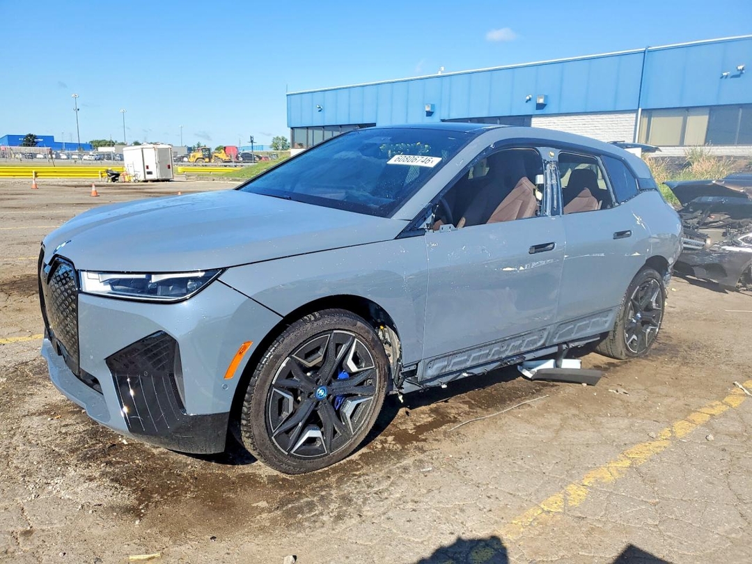 Vista de 2025 BMW IX XDRIVE50, ángulo 1