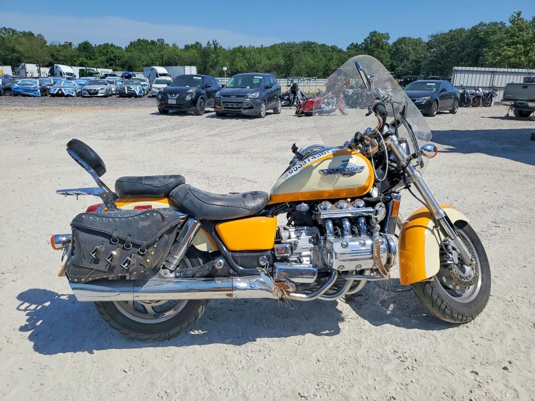 Vista de 1999 HONDA GL1500 C/2, ángulo 1
