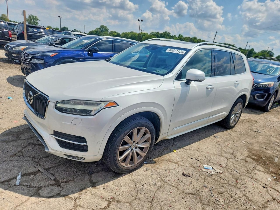 Vue de 2016 VOLVO XC90 T6, angle 1