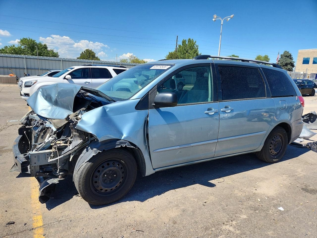 Vue de 2008 TOYOTA SIENNA LE 8-PASSENGER, angle 1