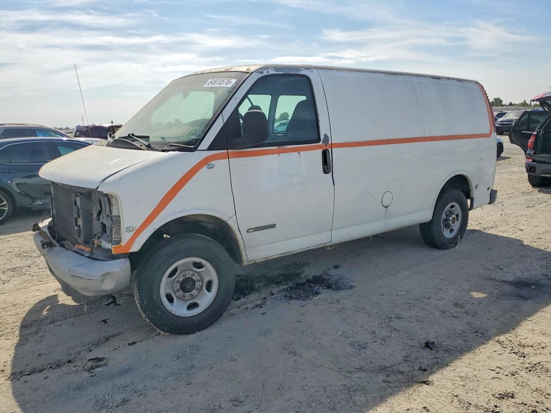 Vue de 2002 CHEVROLET EXPRESS G2500 DELIVERY VAN, angle 1