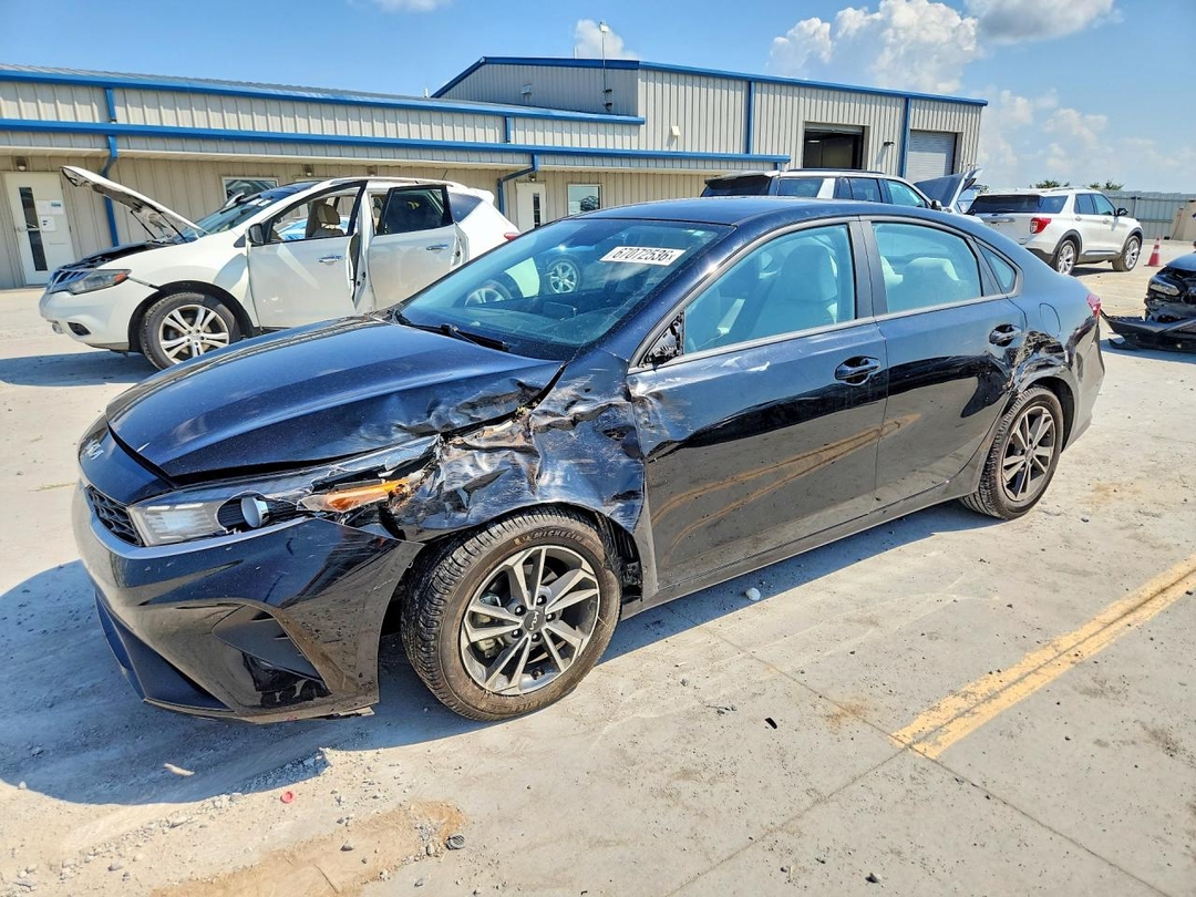 منظر 2022 KIA FORTE LXS، زاوية 1