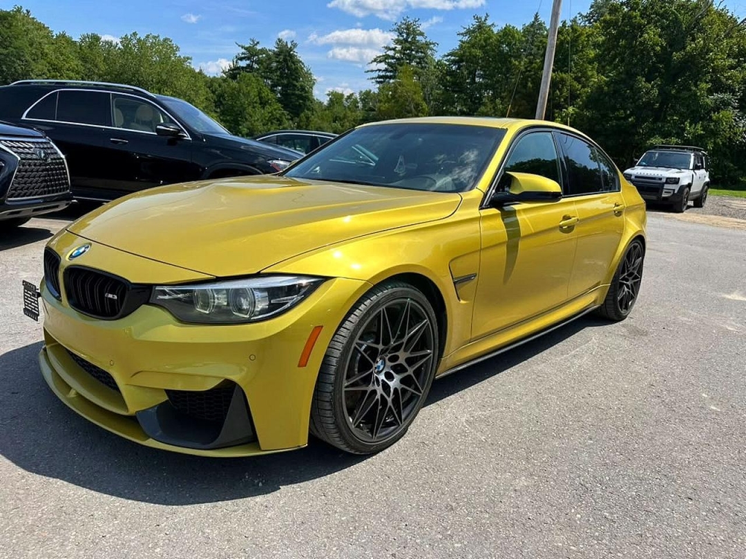 Vue de 2018 BMW M3, angle 1