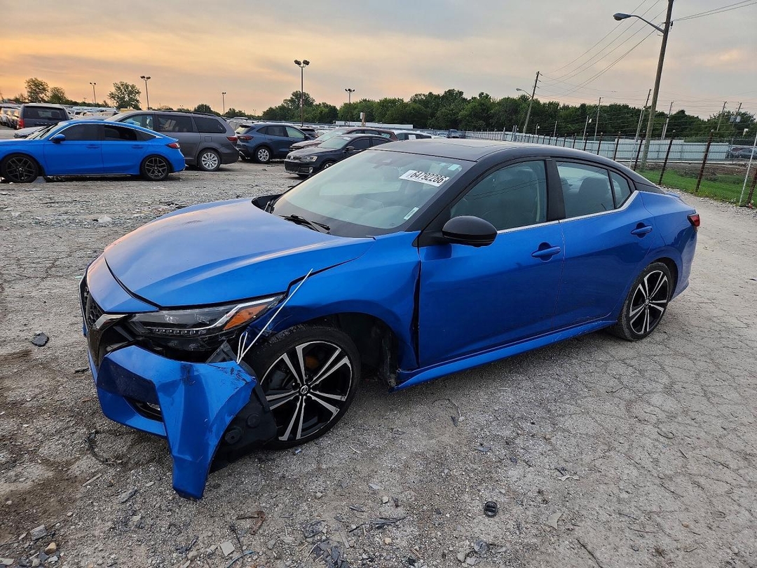 Vue de 2021 NISSAN SENTRA SR, angle 1