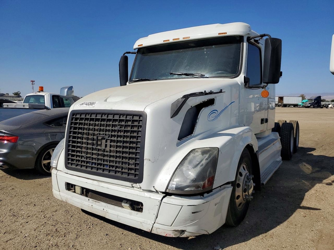 Vue de 2017 VOLVO VNL SEMI TRUCK, angle 1