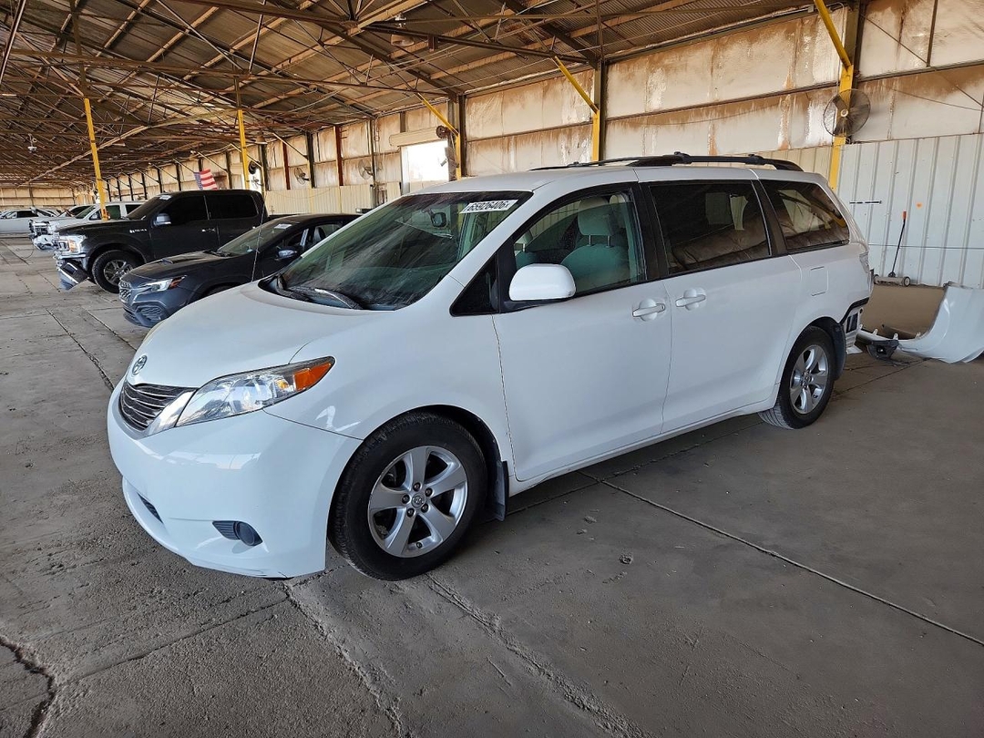 Vue de 2014 TOYOTA SIENNA LE, angle 1