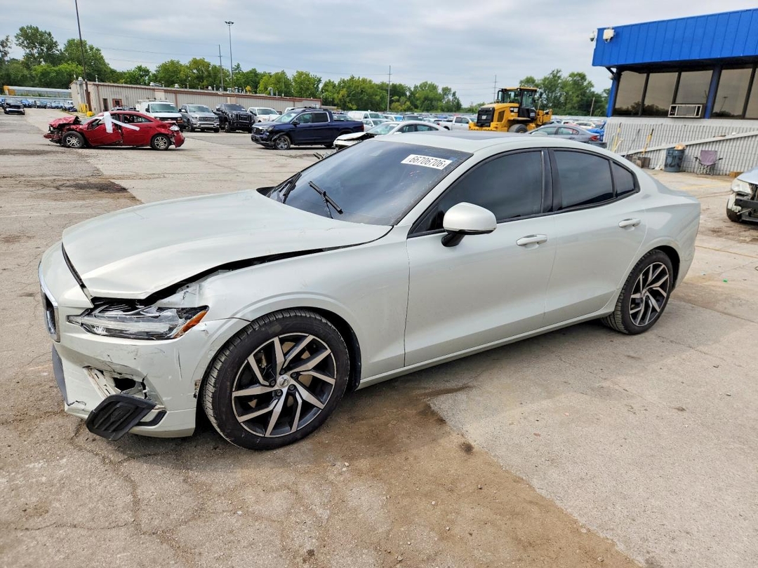 Vista de 2019 VOLVO S60 T6 MOMENTUM, ángulo 1