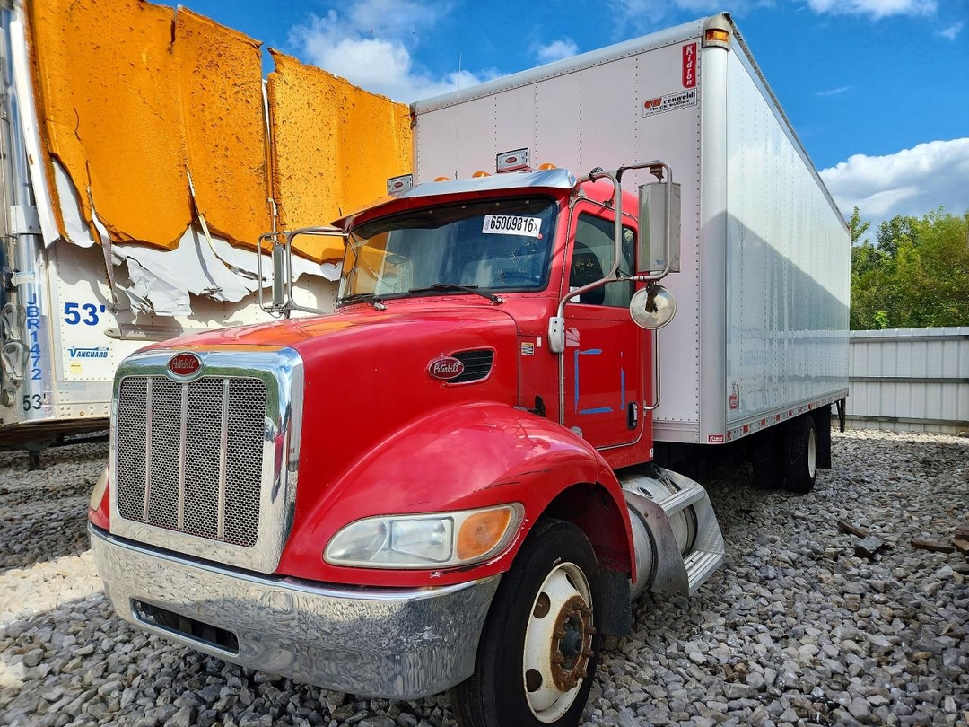 Вид 2014 PETERBILT 352 BOX TRUCK, угол 1