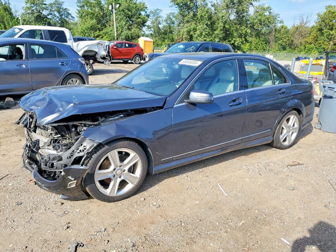 Vue de 2011 MERCEDES-BENZ C 300 4MATIC, angle 1