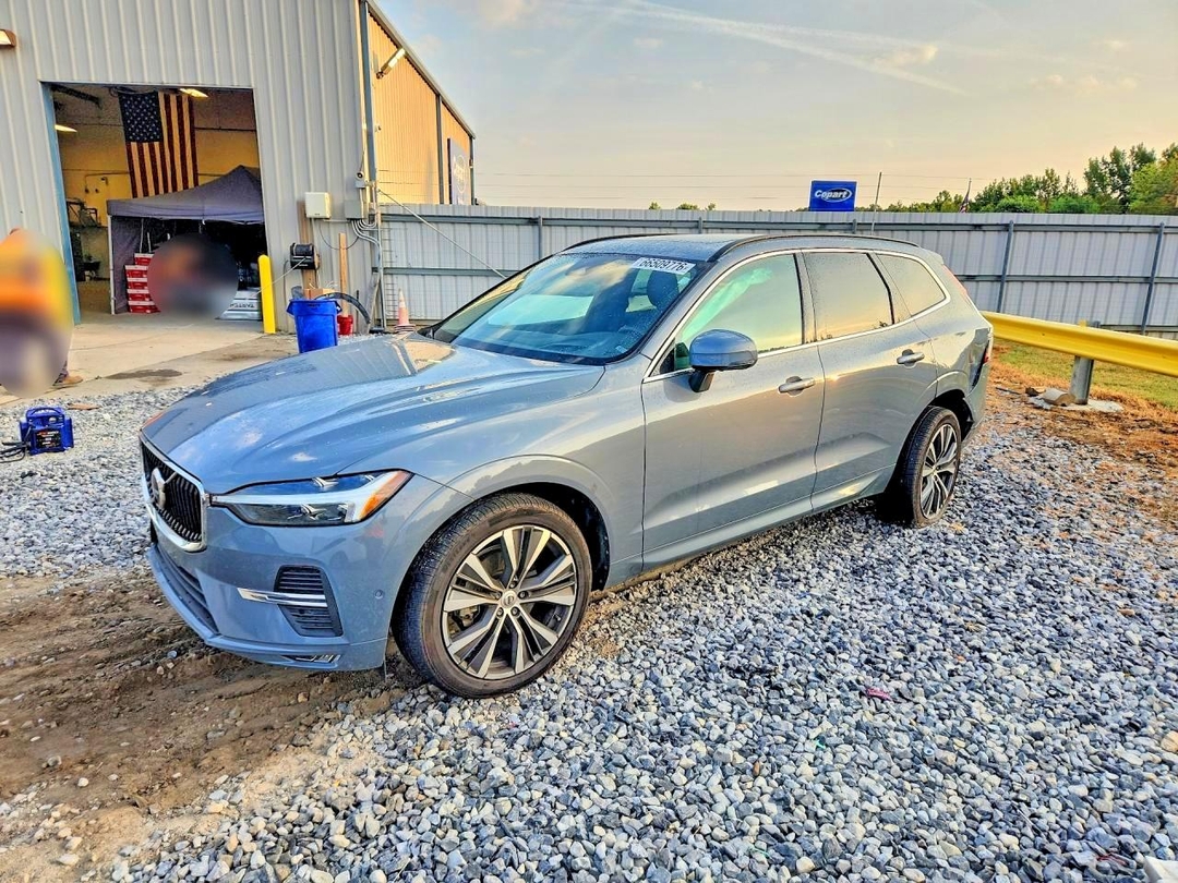 Vista de 2022 VOLVO XC60 B5 MOMENTUM, ángulo 1