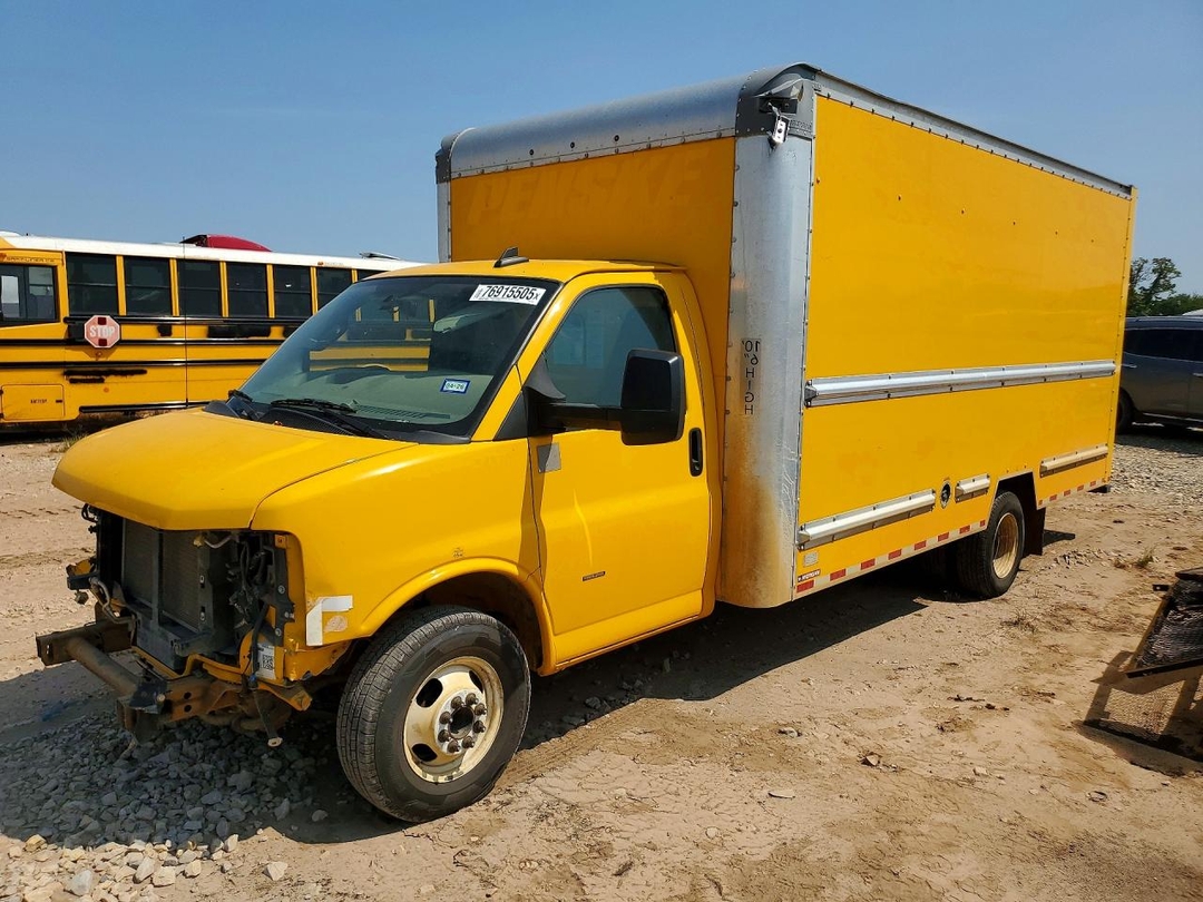 Vue de 2022 GMC SAVANA BOX TRUCK, angle 1
