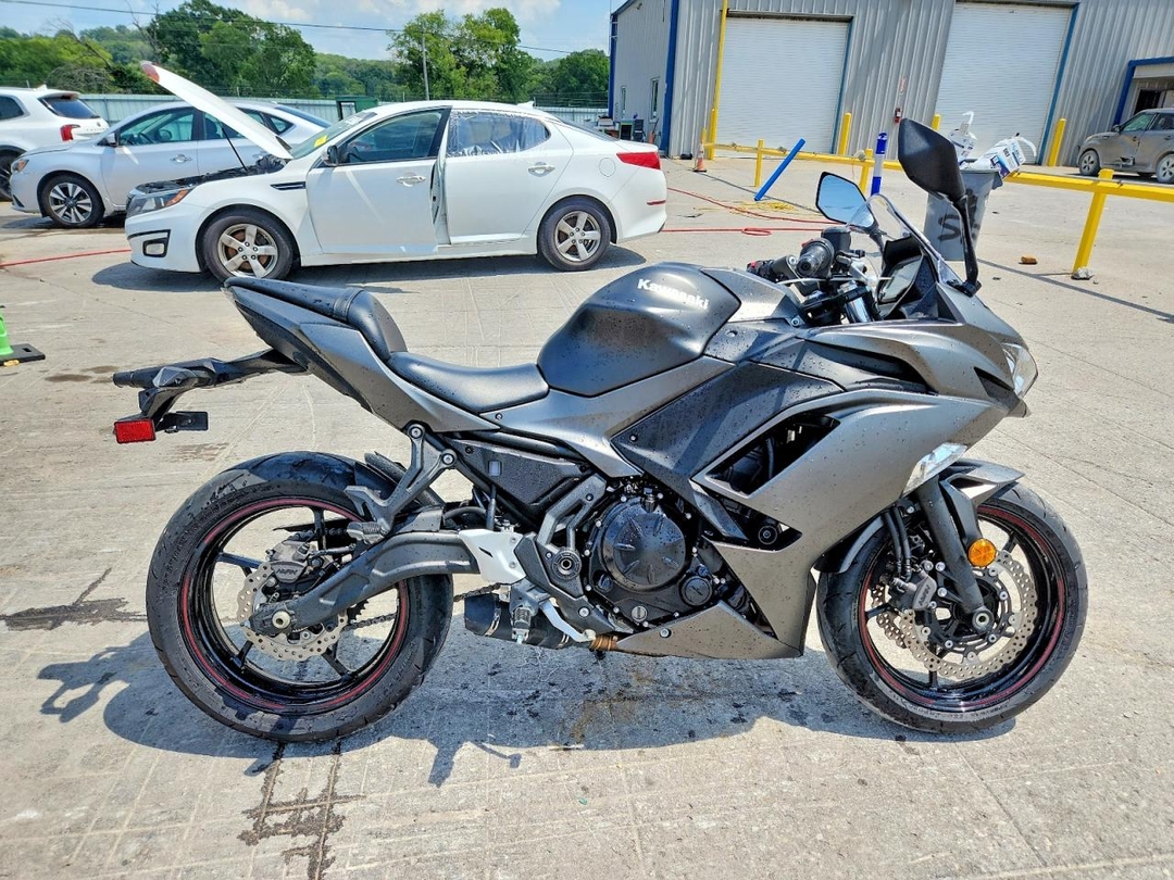 Vue de 2022 KAWASAKI EX650 N, angle 1