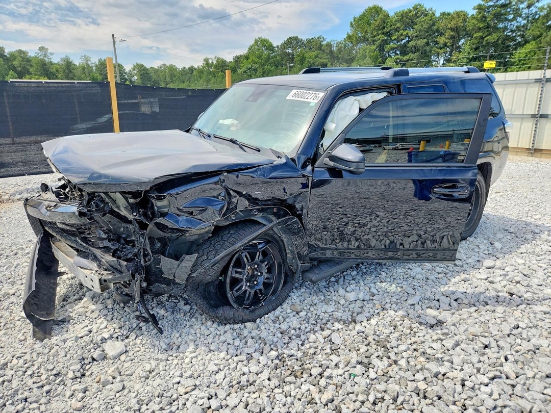 Vue de 2020 TOYOTA 4RUNNER SR5, angle 1