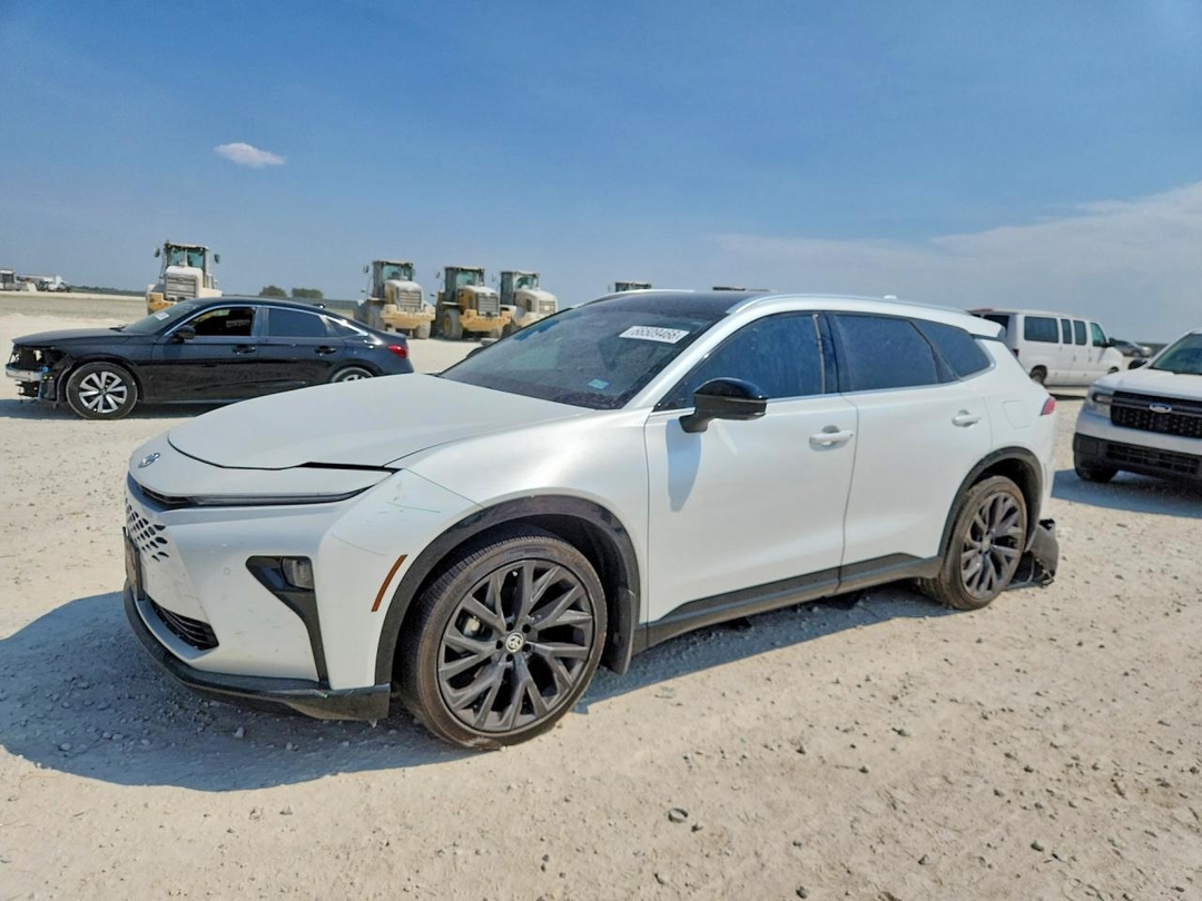 منظر 2025 TOYOTA CROWN SIGNIA LIMITED، زاوية 1