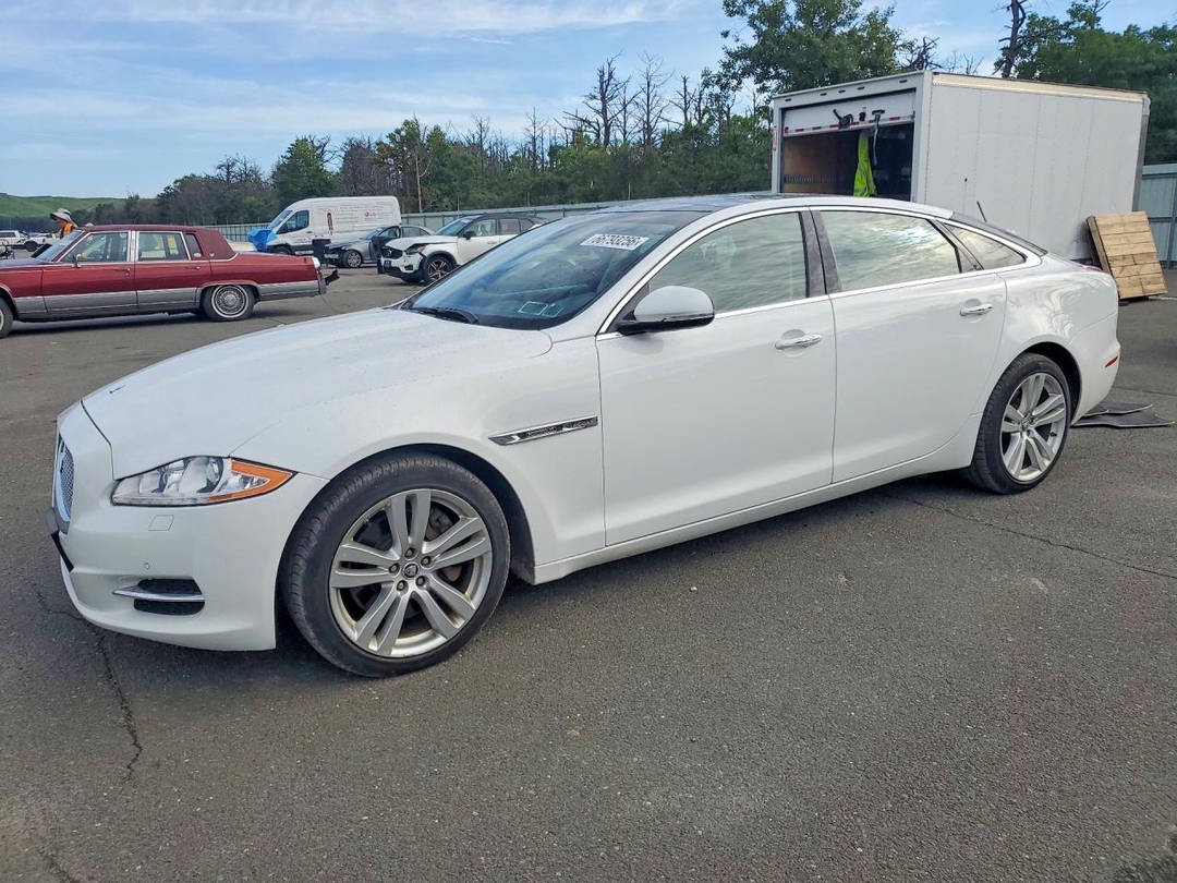 Vue de 2012 JAGUAR XJL, angle 1