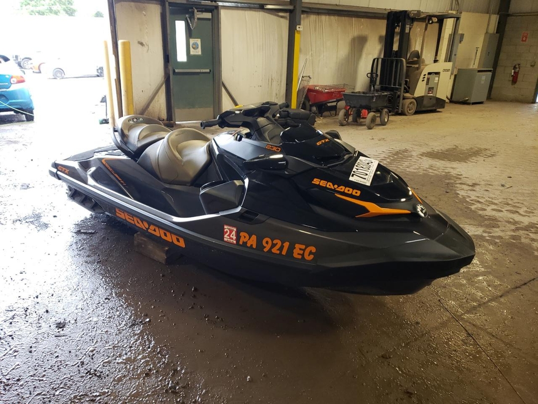 Vue de 2022 SEA-DOO GTX 170, angle 1