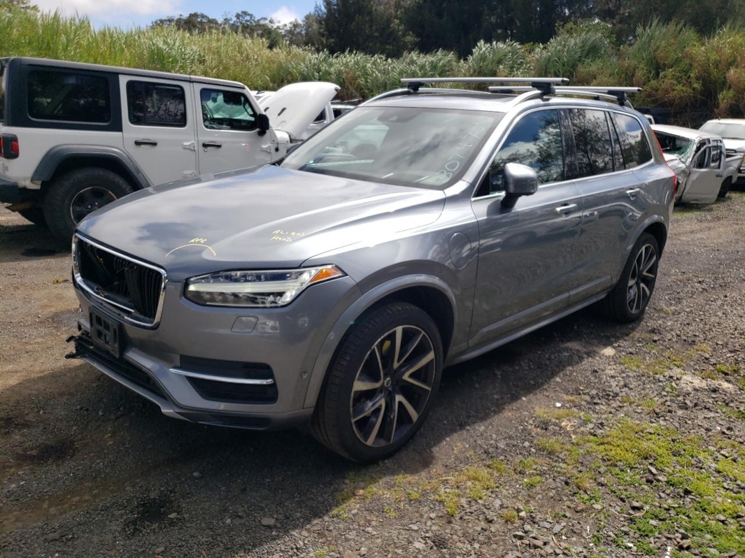 Vue de 2019 VOLVO XC90 T8 MOMENTUM, angle 1
