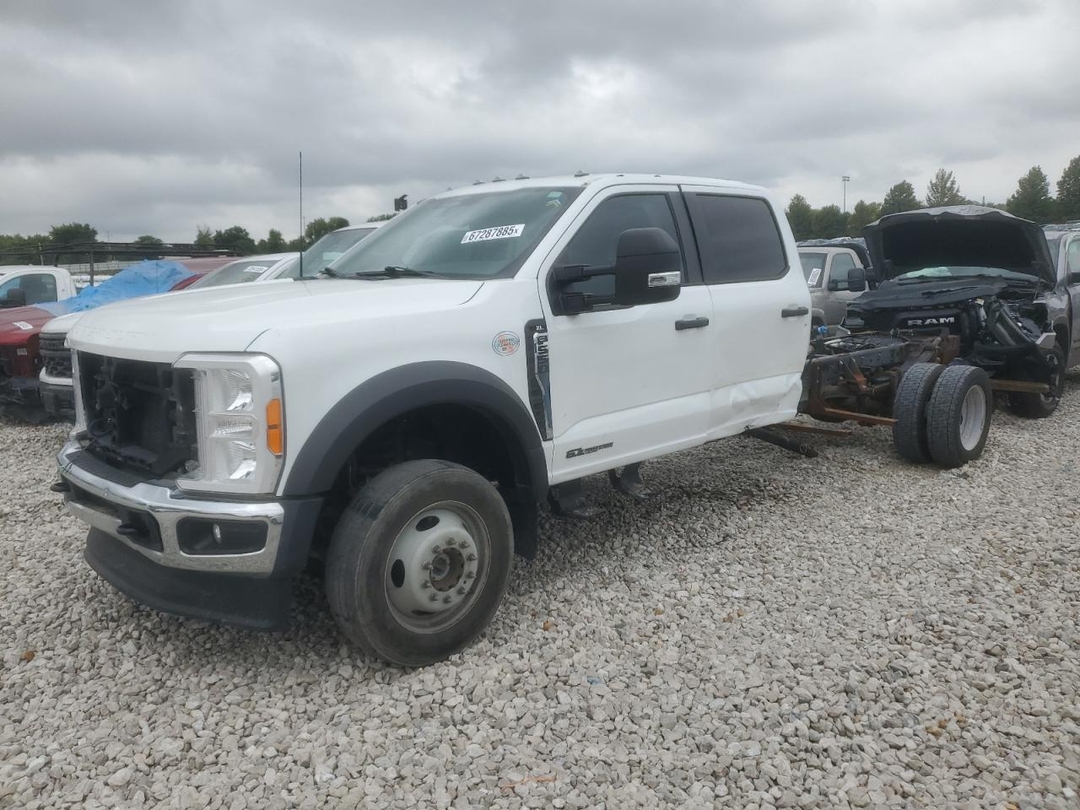 Vue de 2023 FORD F550 SUPER DUTY, angle 1