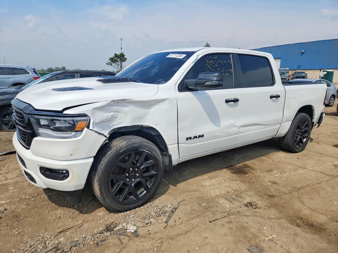 Вид 2023 RAM 1500 LARAMIE, угол 1