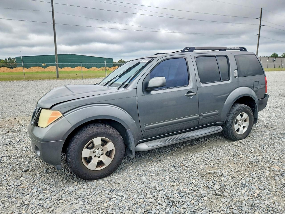 Vue de 2006 NISSAN PATHFINDER S, angle 1