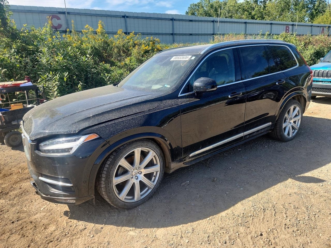 Vista de 2016 VOLVO XC90 T6, ángulo 1