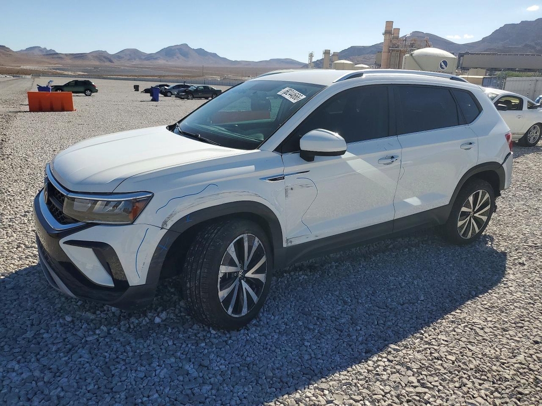 Vue de 2022 VOLKSWAGEN TAOS SE, angle 1