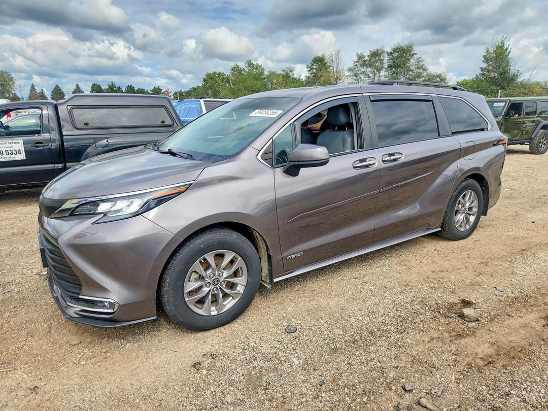 Вид 2021 TOYOTA SIENNA XLE, угол 1