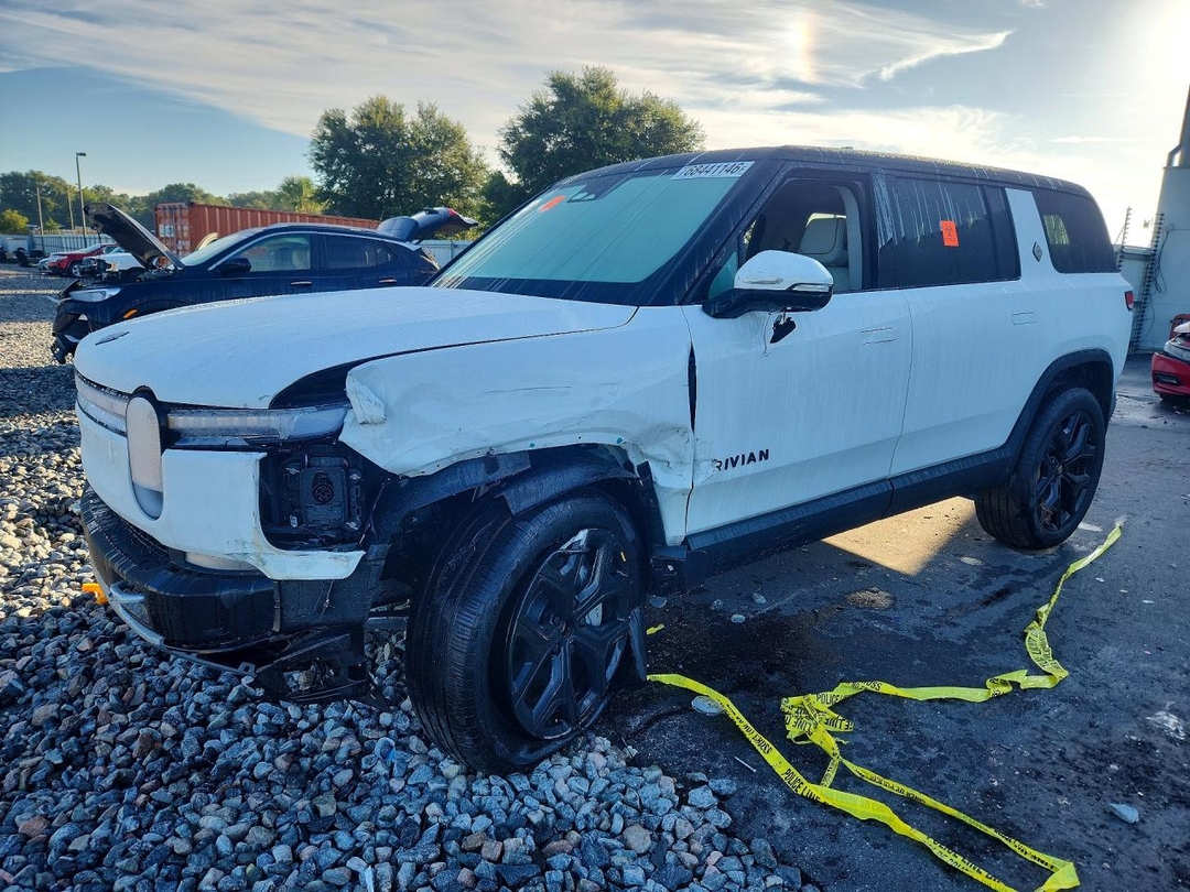 Вид 2025 RIVIAN R1S ADVENTURE, угол 1