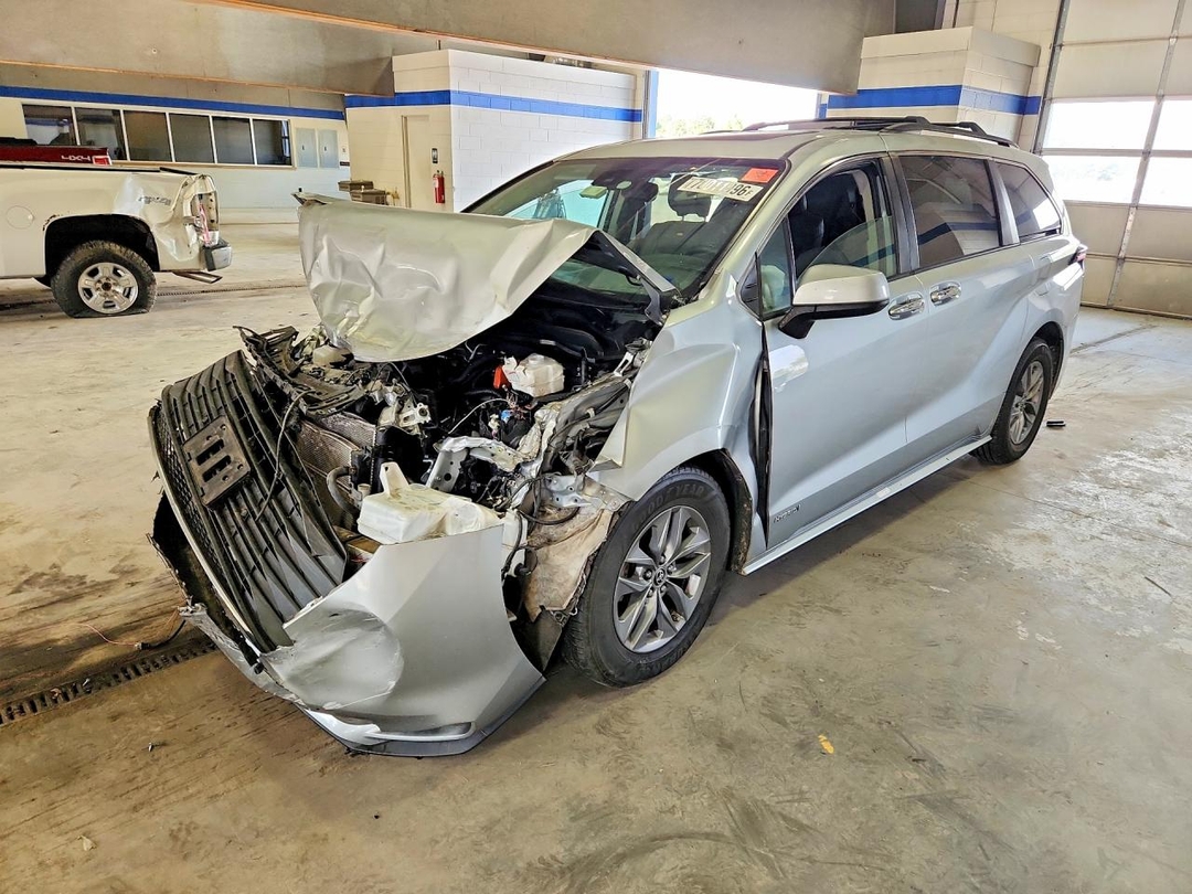 Vedere 2021 TOYOTA SIENNA XLE, unghi 1