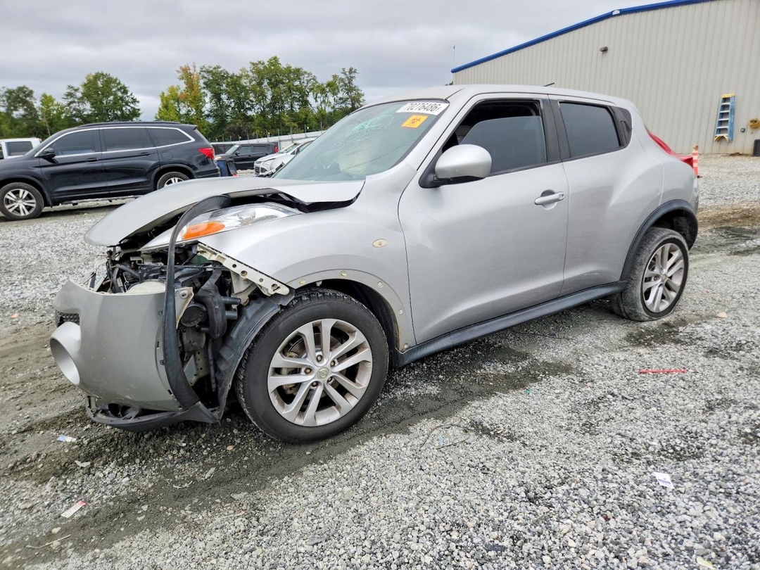 Vue de 2011 NISSAN JUKE S, angle 1
