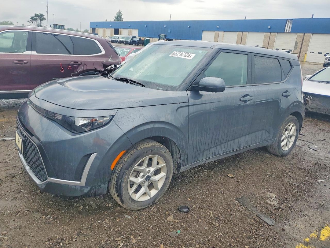 Vista de 2023 KIA SOUL LX, ángulo 1