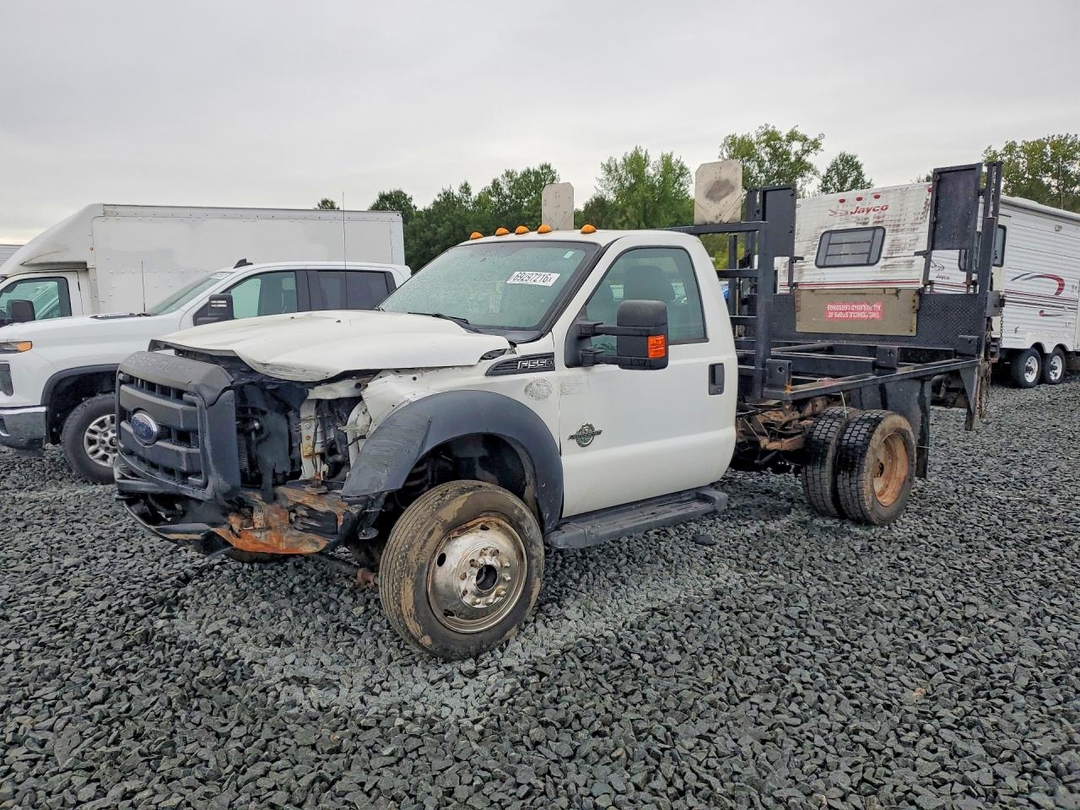 Vue de 2016 FORD F550 SUPER DUTY, angle 1