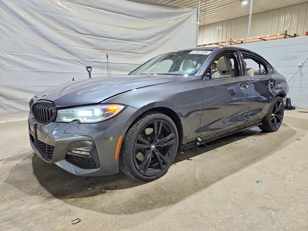 منظر 2022 BMW 330XI، زاوية 1