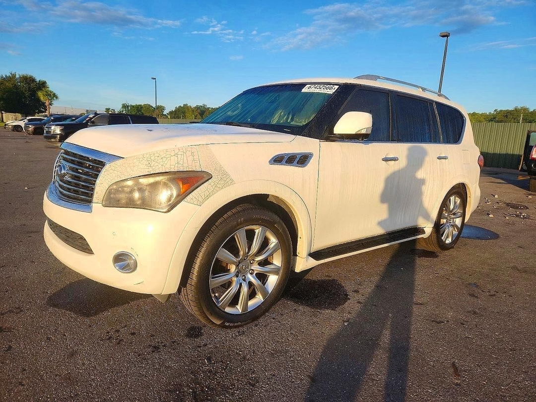 منظر 2013 INFINITI QX56 BASE، زاوية 1