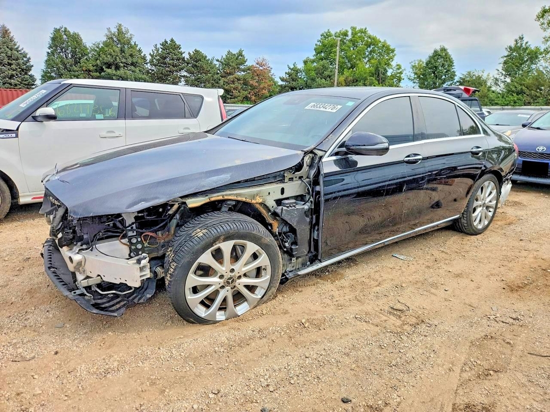 Vue de 2017 MERCEDES-BENZ E 300, angle 1