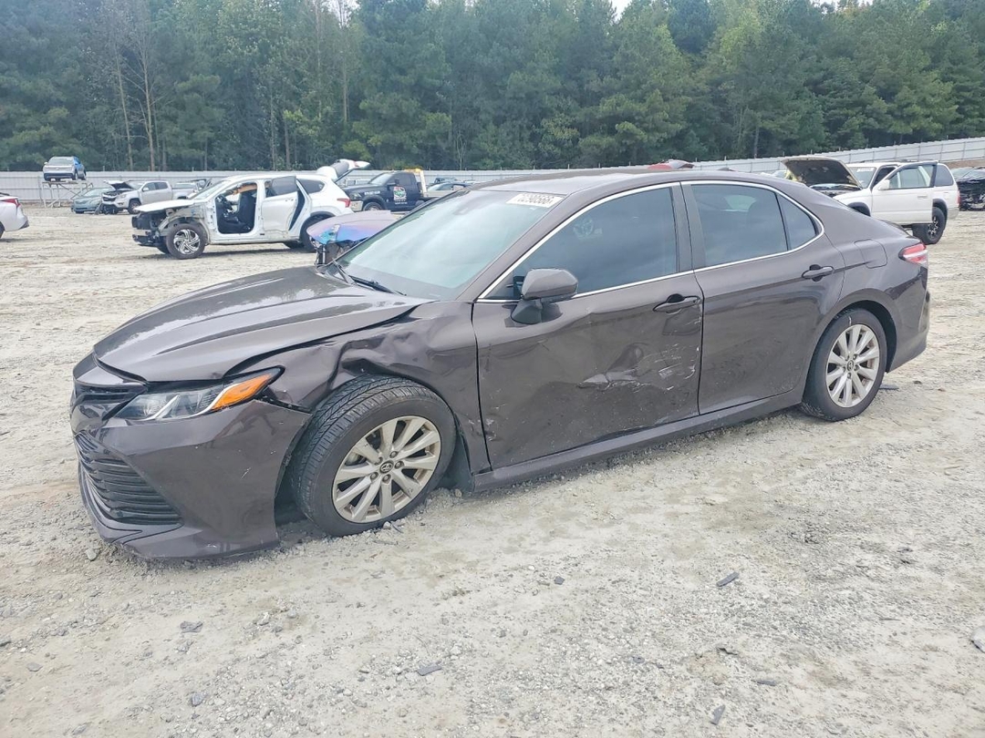 Vue de 2019 TOYOTA CAMRY LE, angle 1