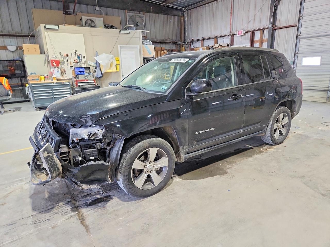 Vue de 2016 JEEP COMPASS LATITUDE, angle 1