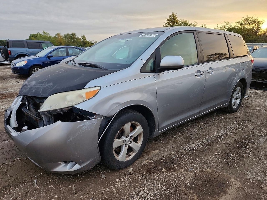 Vista de 2012 TOYOTA SIENNA LE 8-PASSENGER, ángulo 1