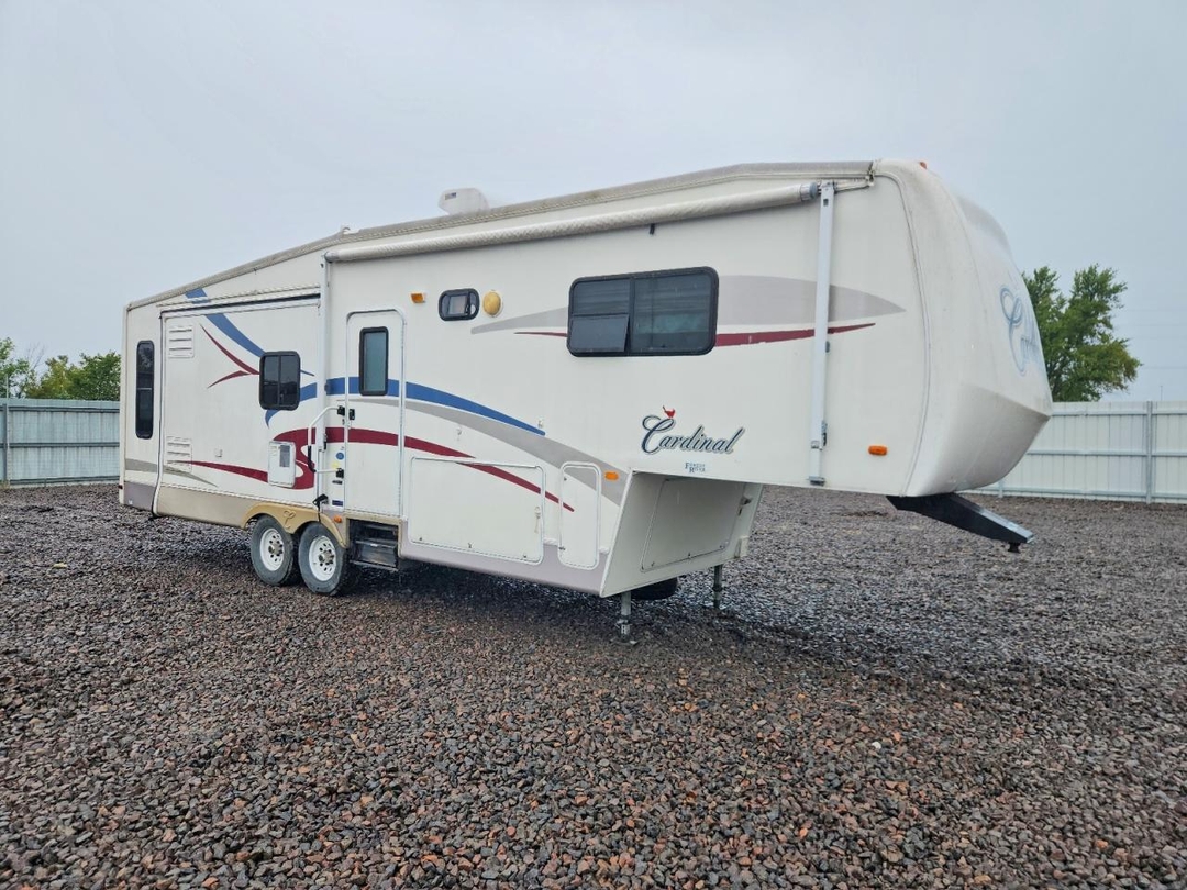 Vue de 2004 FOREST RIVER CARDINAL CAMPER, angle 1