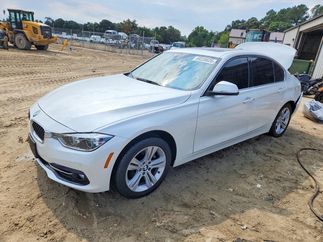 Vista de 2018 BMW 330 XI, ángulo 1