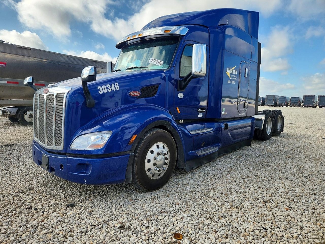 Vista de 2020 PETERBILT 579 SEMI TRUCK, ángulo 1