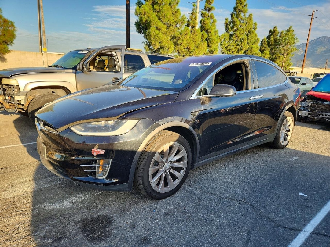 Vue de 2017 TESLA MODEL X, angle 1