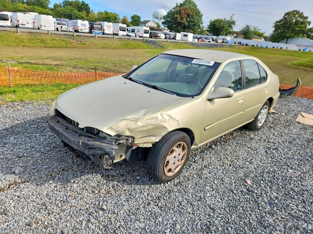 Вид 1998 NISSAN ALTIMA XE, угол 1
